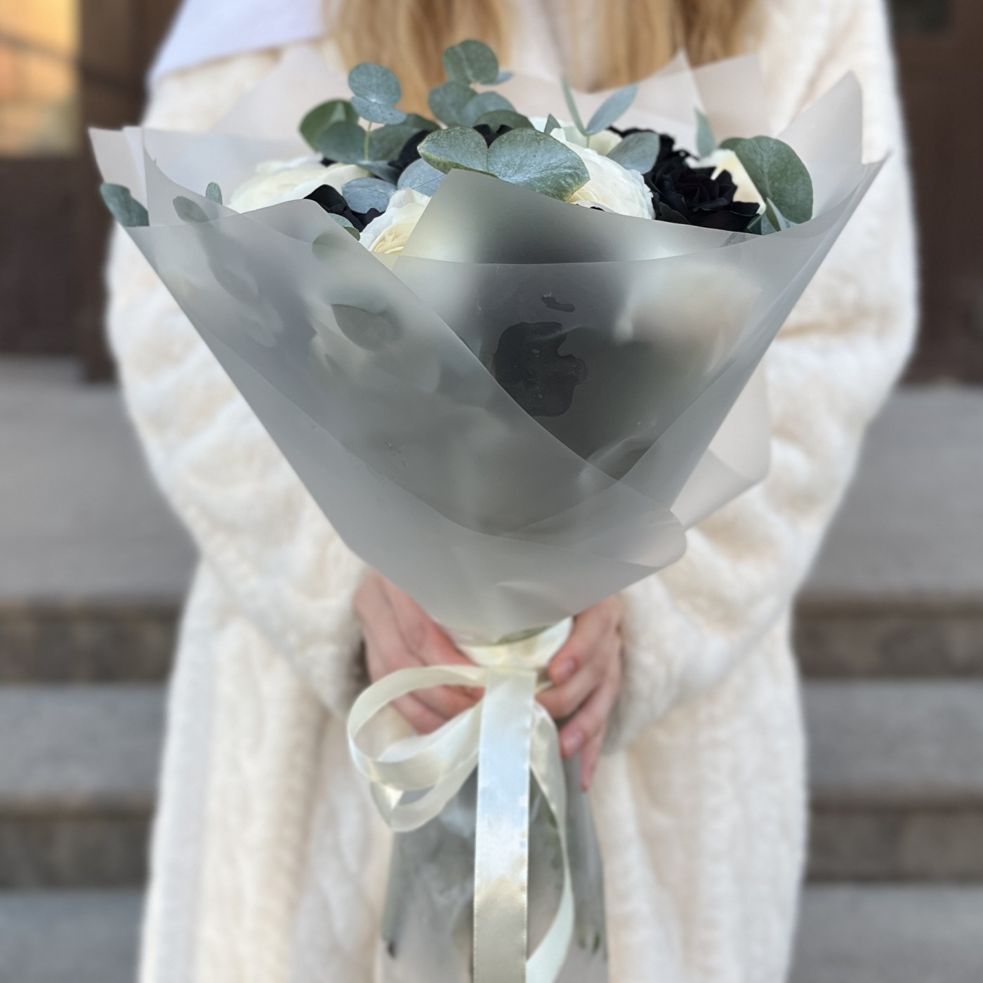 Чёрные розы с ранункулюсами