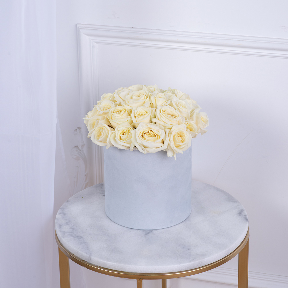 Букет из 35 белых роз premium в серой бархатной шляпной коробке