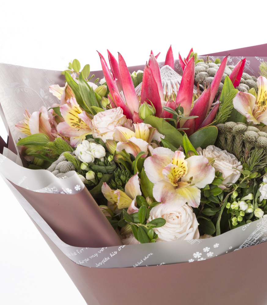 Букет с кустовой розой, протеей и брунией