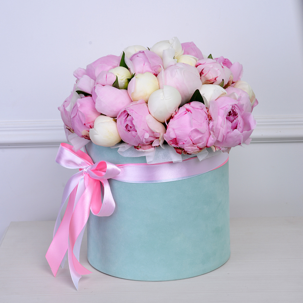 Букет из 35 разноцветных пионов в зеленой бархатной шляпной коробке