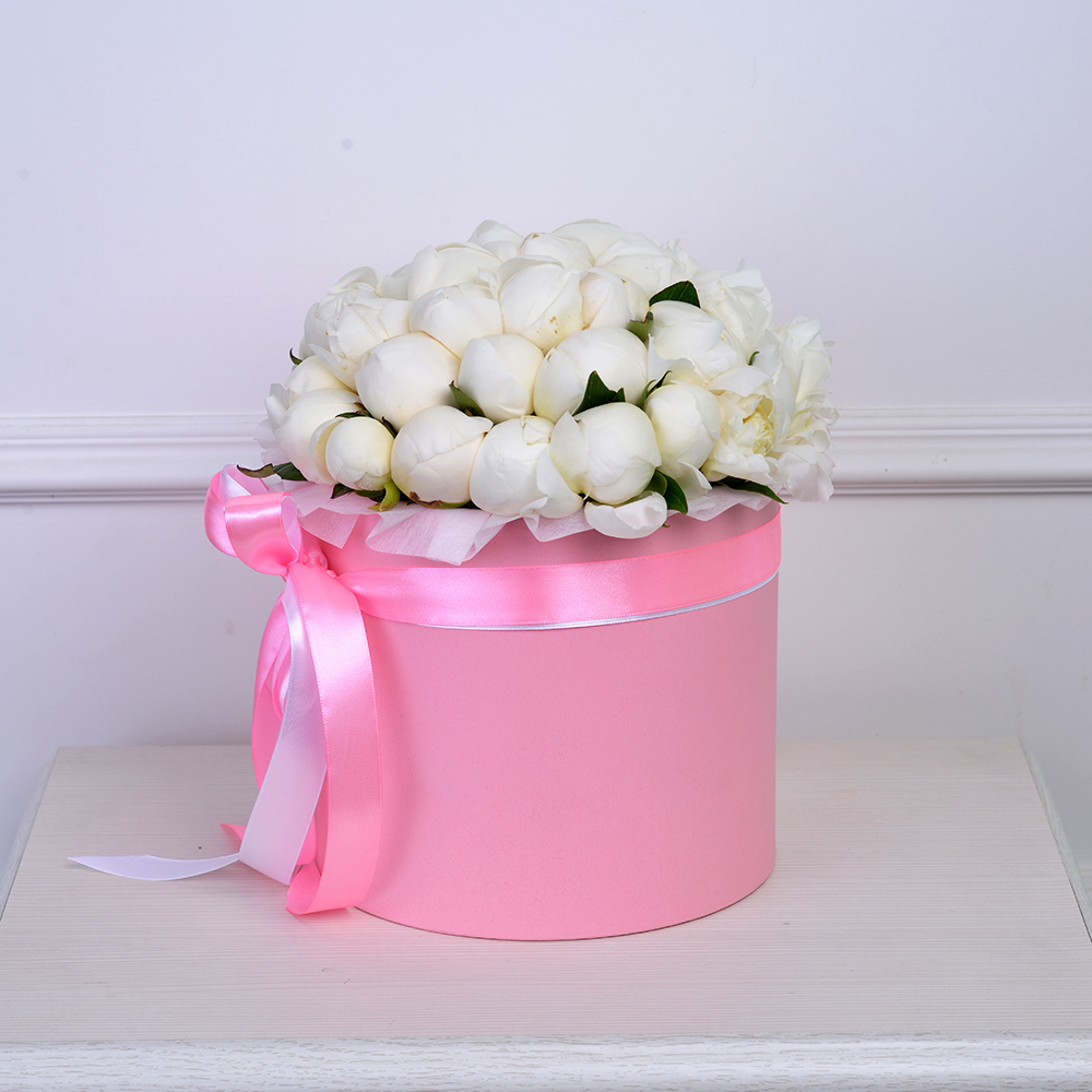 Букет из 35 белых пионов в розовой шляпной коробке