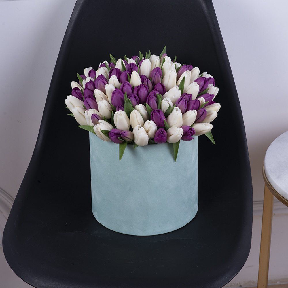 101 разноцветный тюльпан в зеленой бархатной коробке шляпной коробке