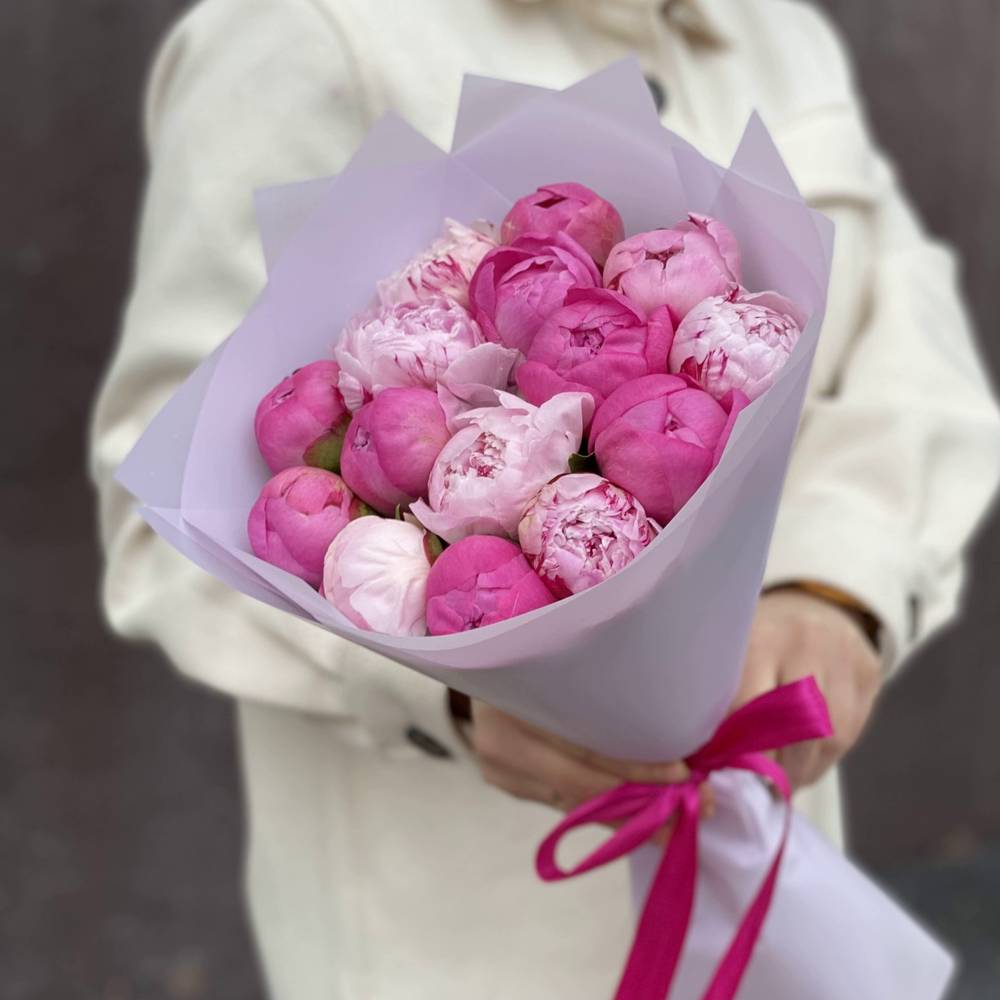 Букет из 15 разноцветных пионов
