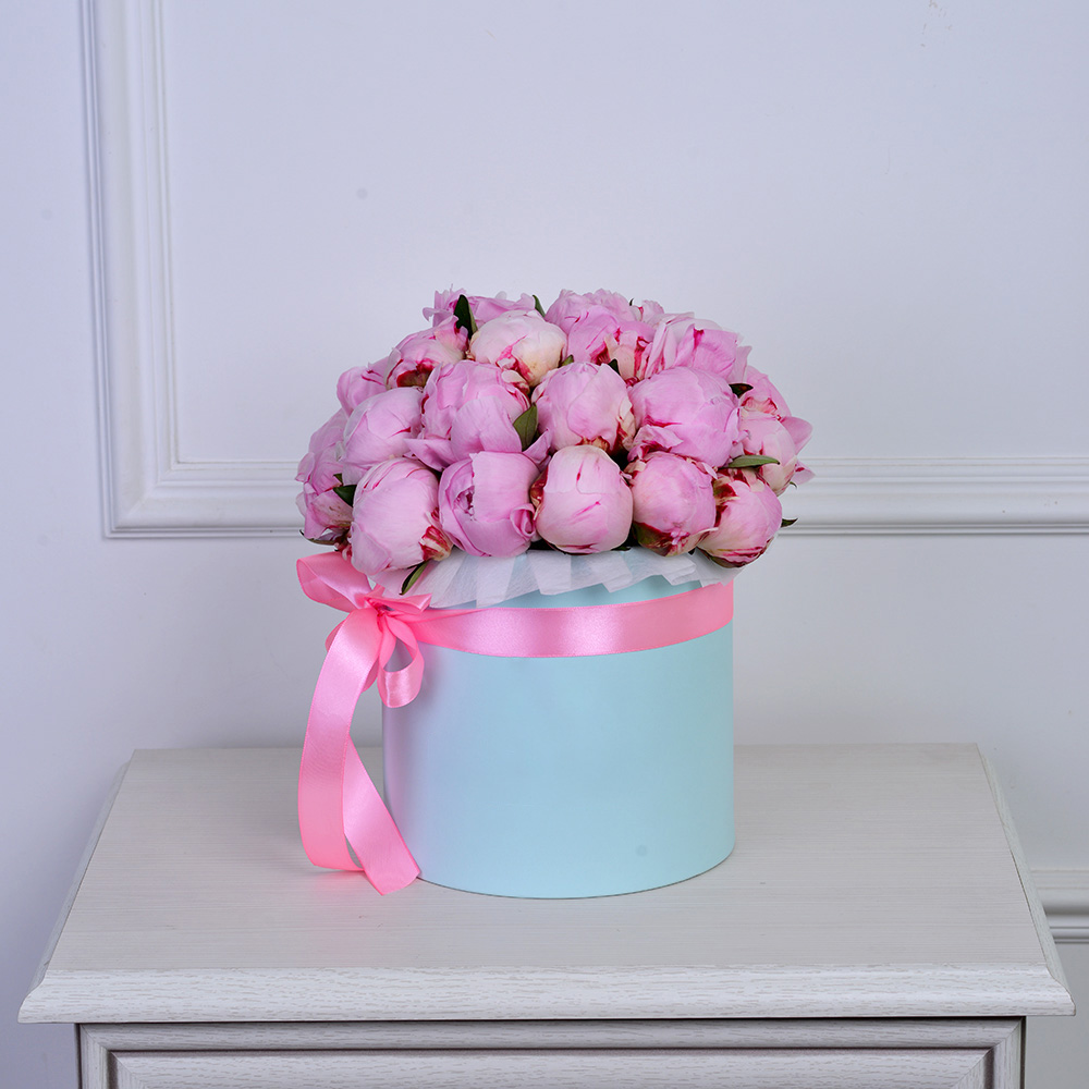 Букет из 25 розовых пионов в голубой шляпной коробке