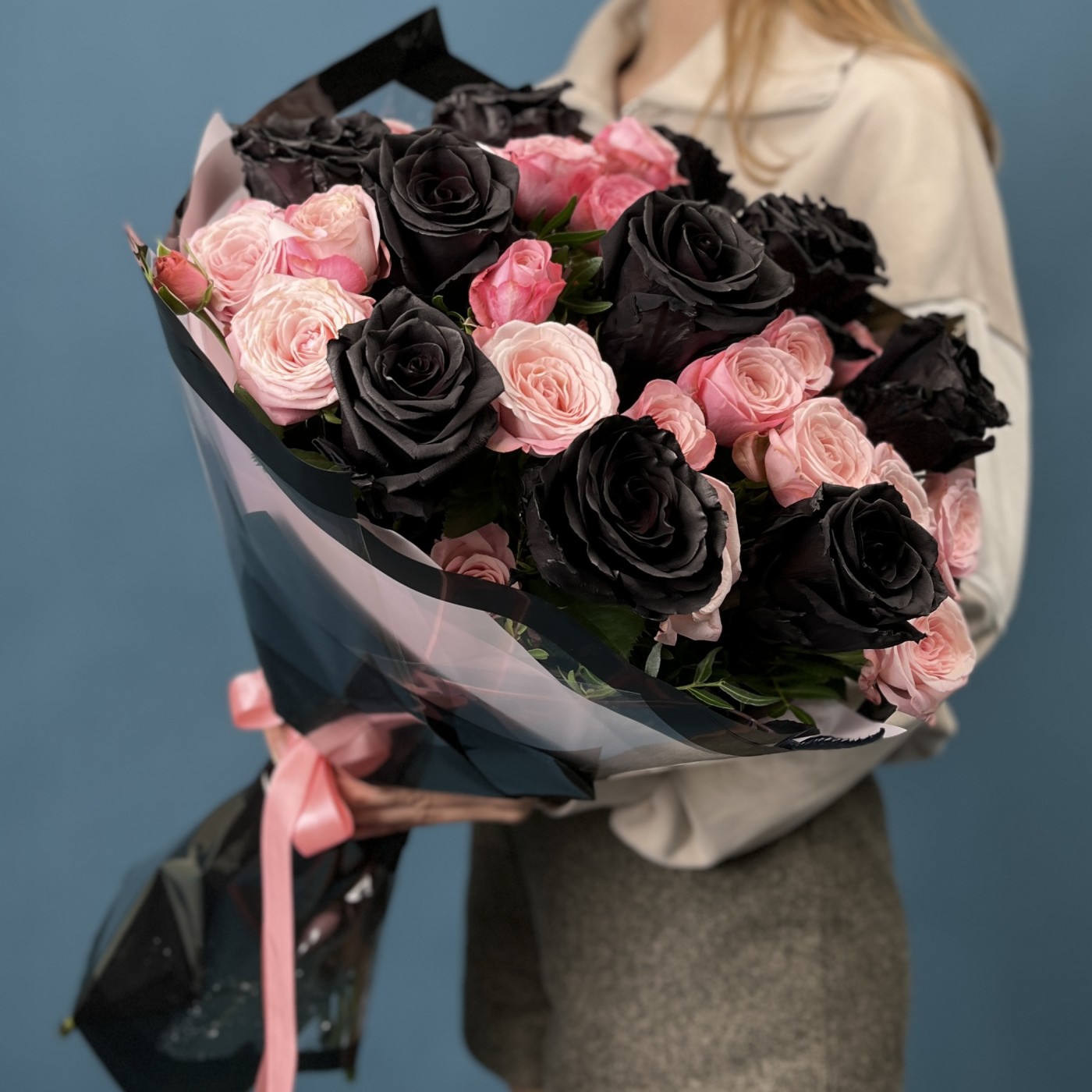 Чёрные розы и кустовые розы