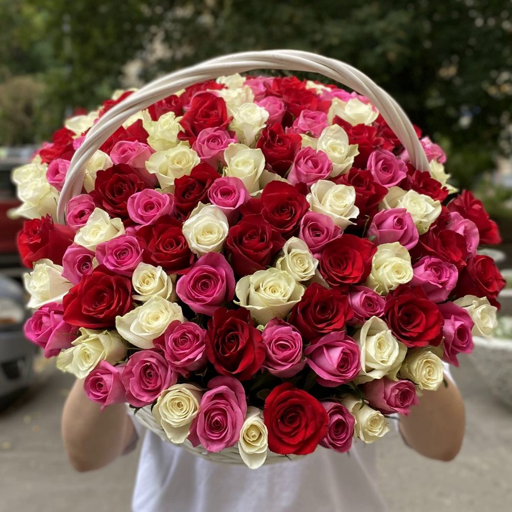 101 роза микс в корзине