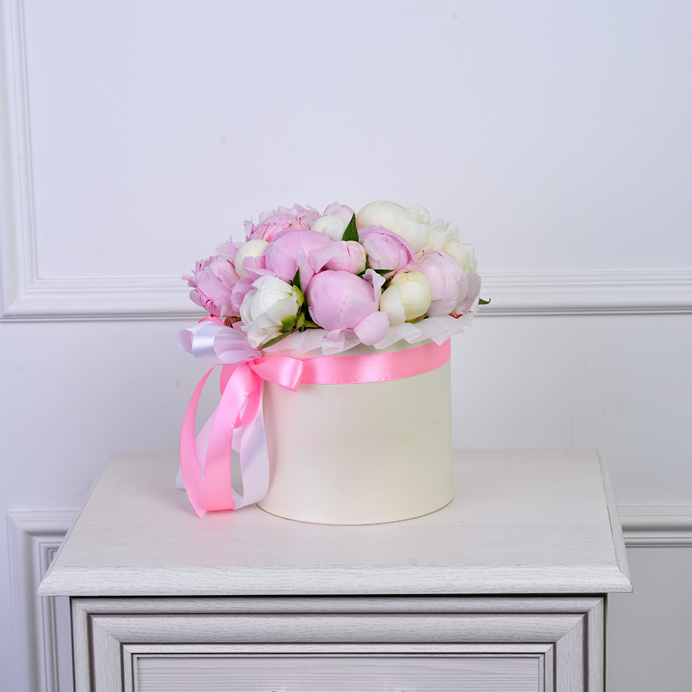 Букет из 21 разноцветного пиона в кремовой шляпной коробке