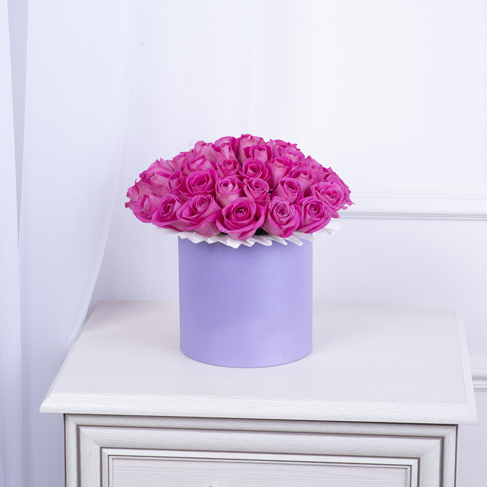Букет из 35 розовых роз в фиолетовой шляпной коробке