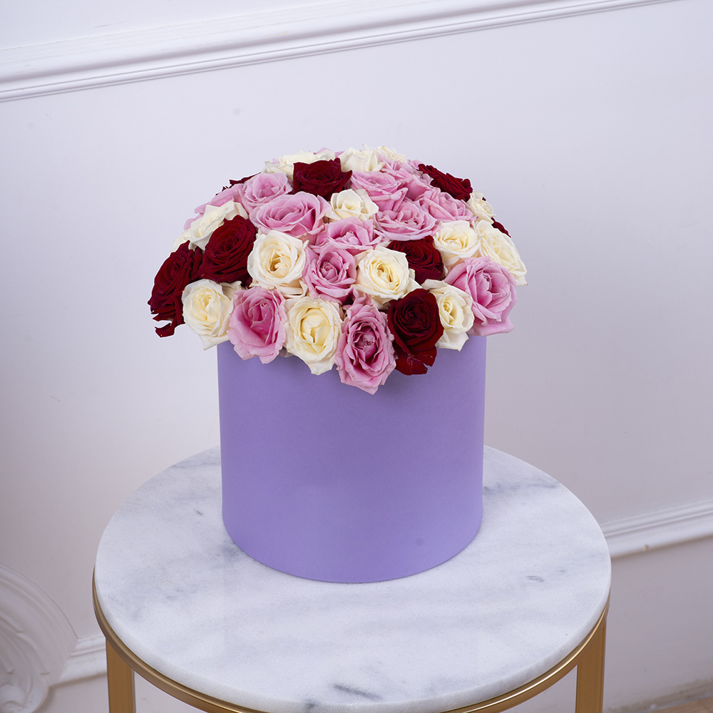Букет из 51 разноцветной розы premium в фиолетовой шляпной коробке