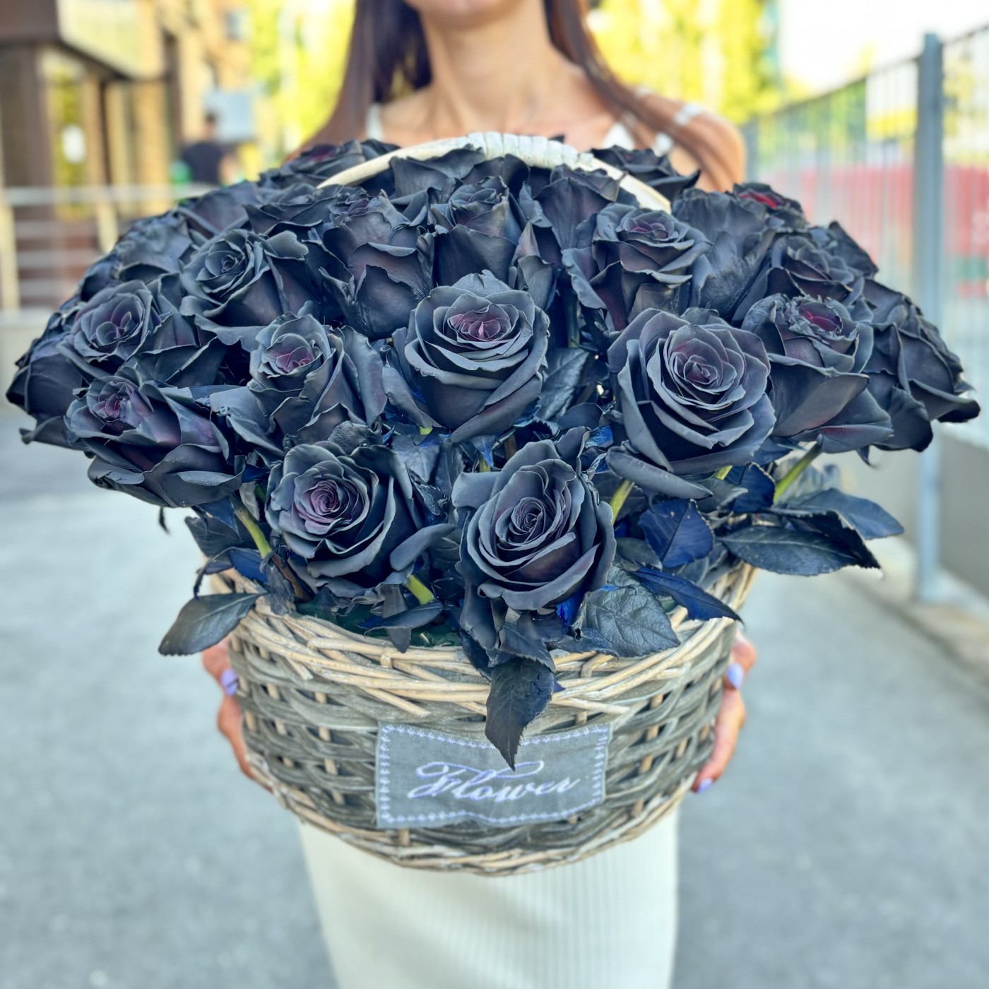 51 чёрная роза в корзине