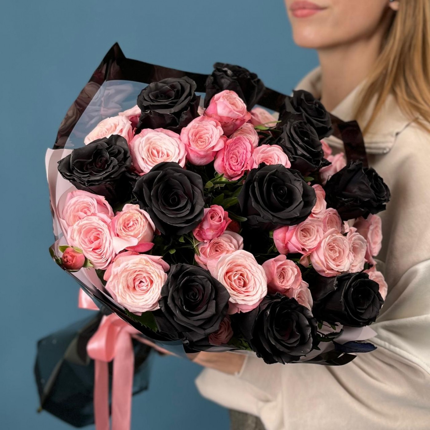 Чёрные розы и кустовые розы