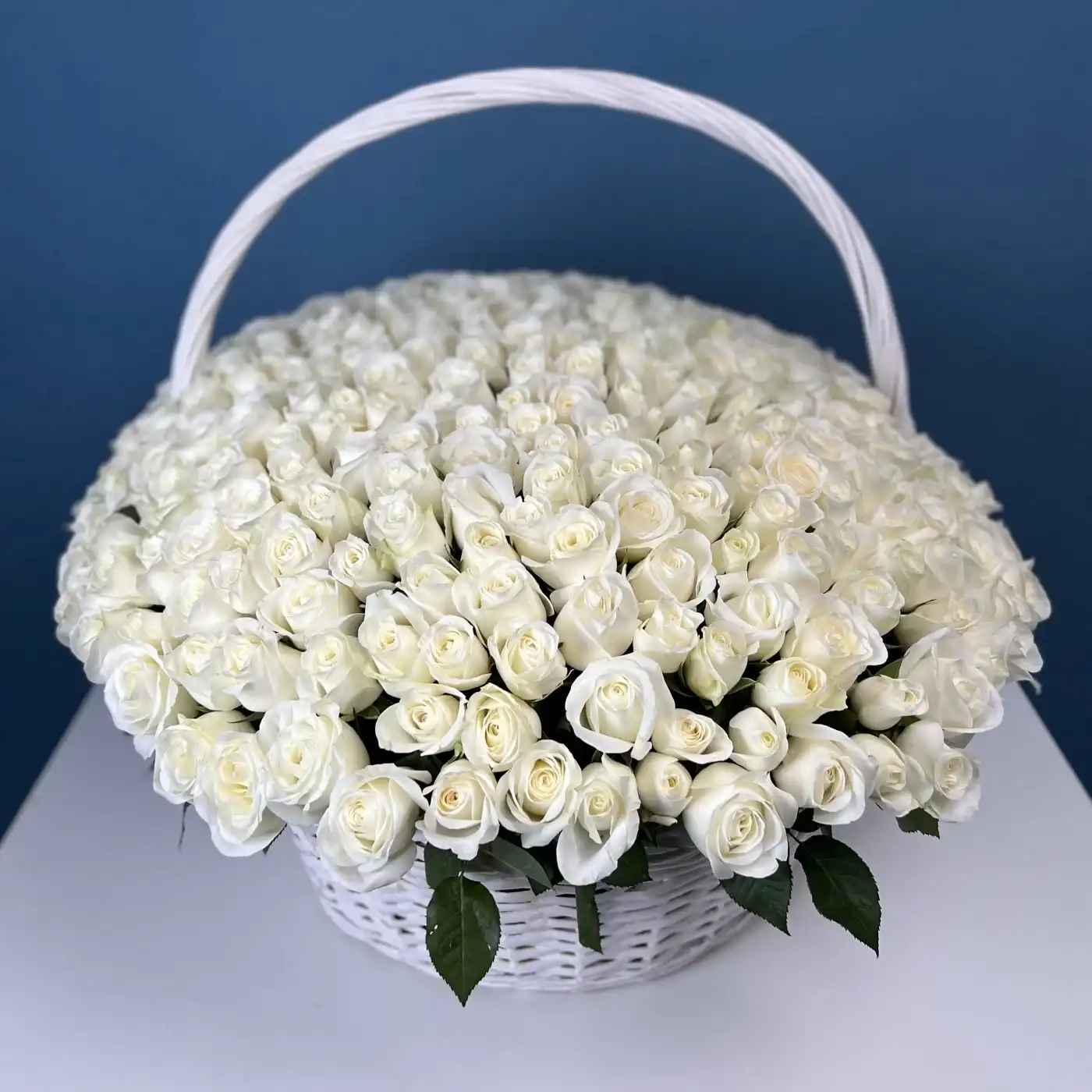 301 белая роза в корзине