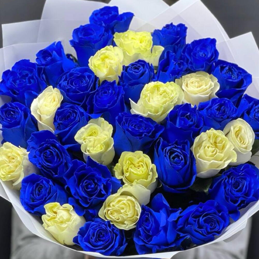 Букет из 37 синих и белых роз Эквадор