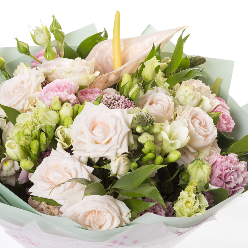 Букет с антуриумом, эустомой и фрезией