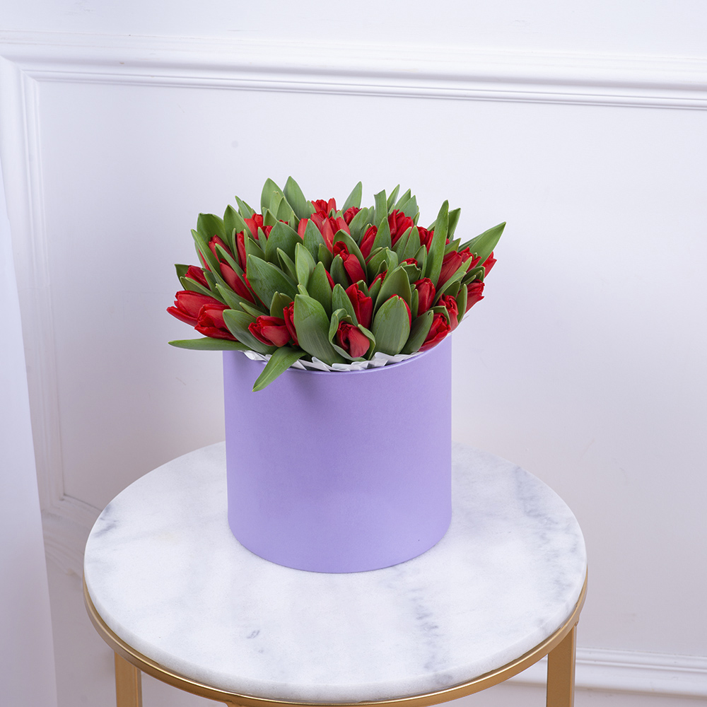 51 красный тюльпан в фиолетовой шляпной коробке