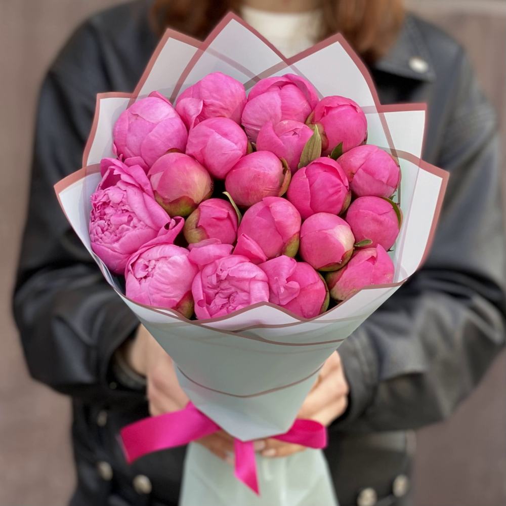 Букет из 31 розового пиона