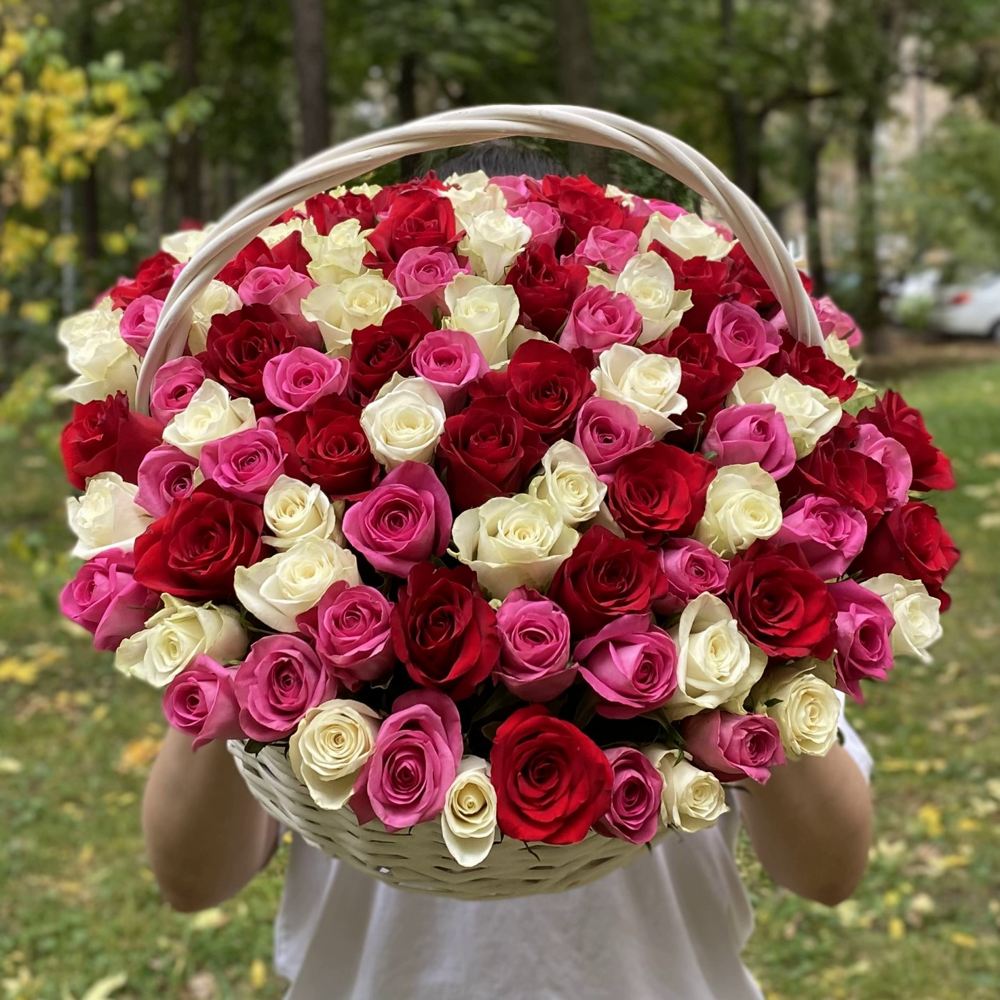 101 роза микс в корзине