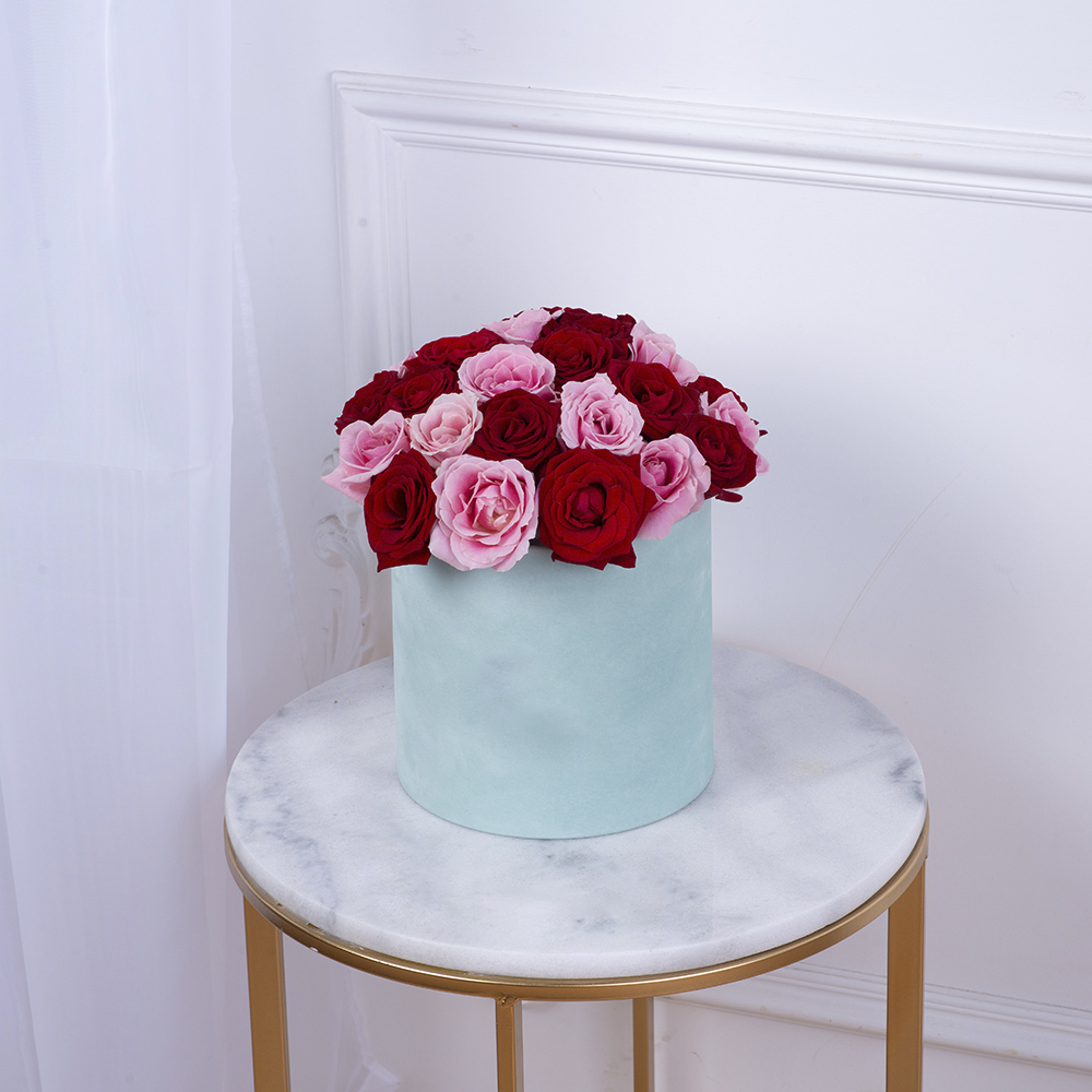 Букет из 35 разноцветных роз premium в зеленой бархатной шляпной коробке