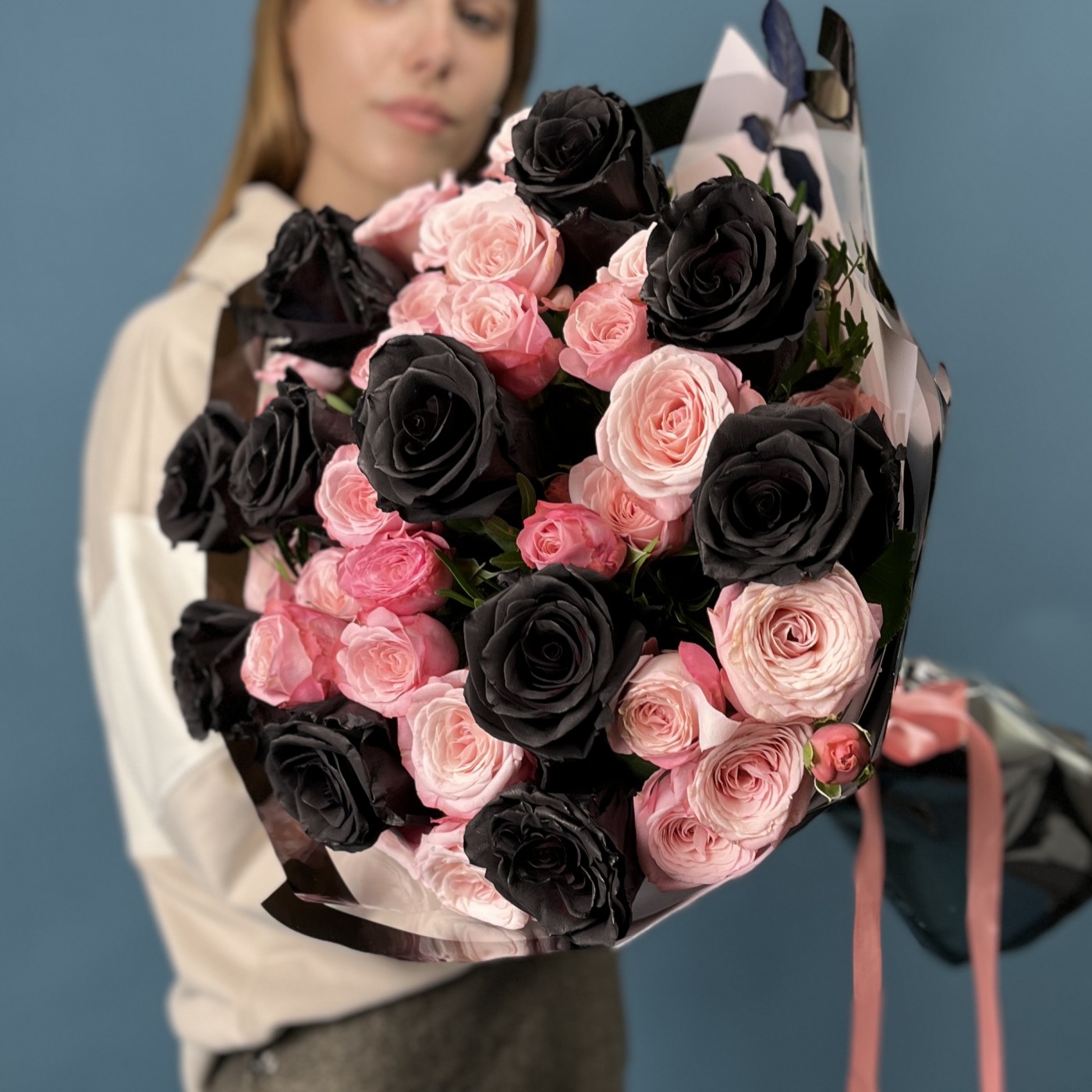 Чёрные розы и кустовые розы