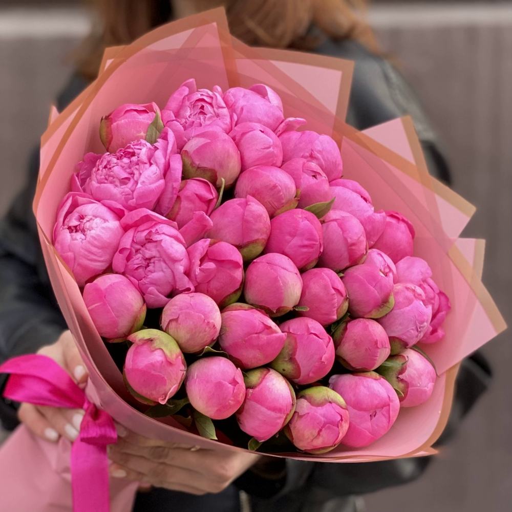 Букет из 35 розовых пионов