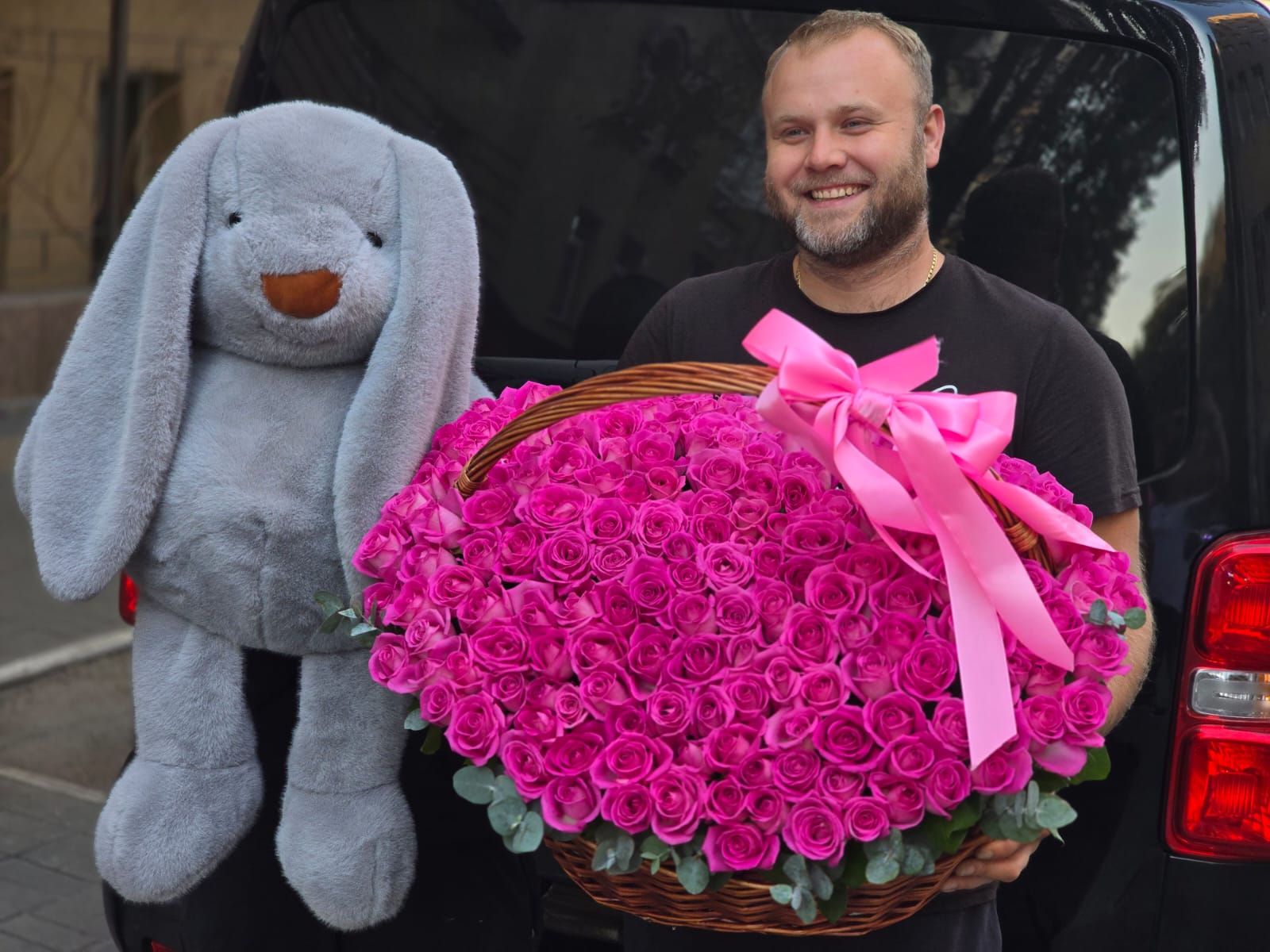 201 малиновая роза в корзине с лентой