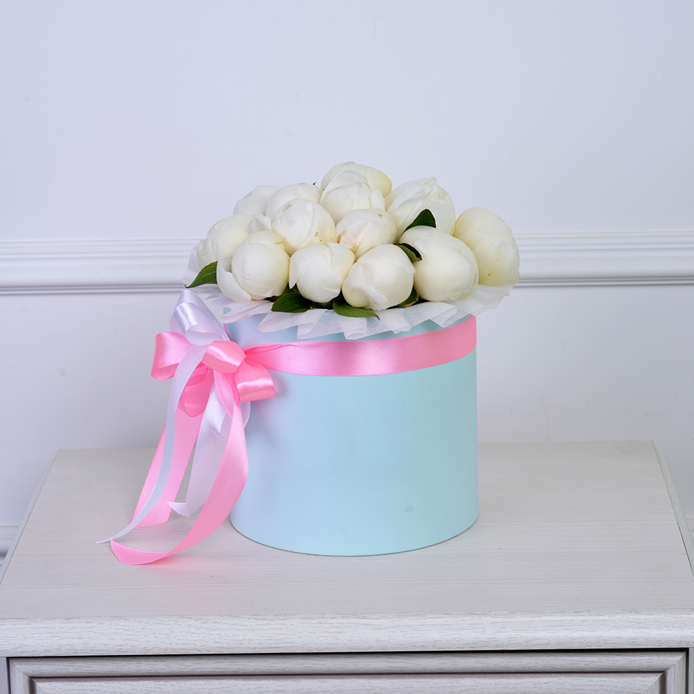 Букет из 15 белых пионов в голубой шляпной коробке