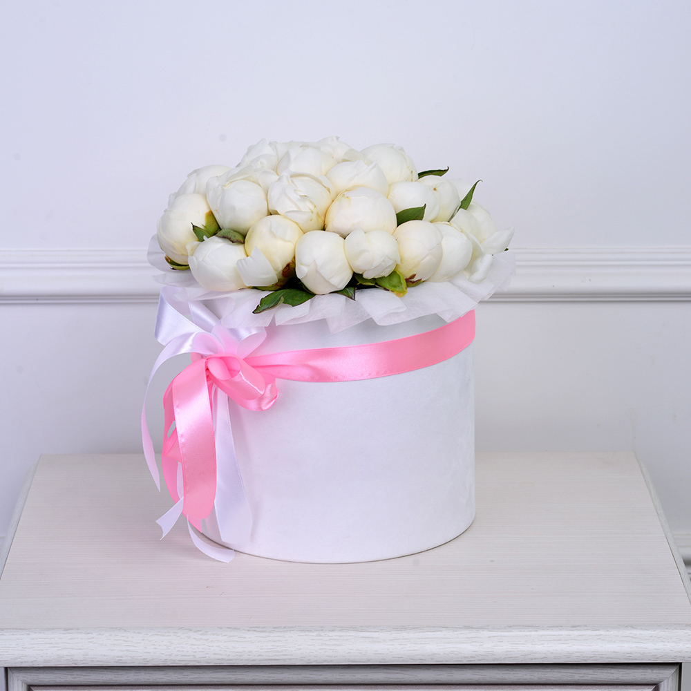 Букет из 35 белых пионов в белой шляпной коробке